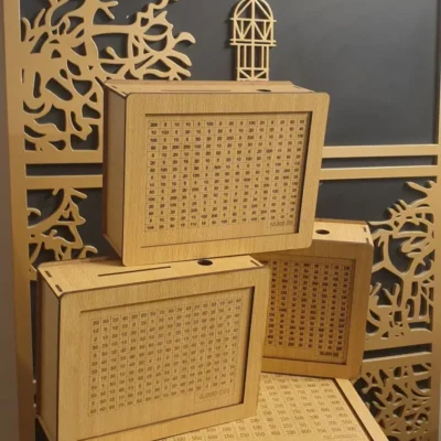 Tirelire en bois gravée avec tableau d’épargne Wooden savings box with engraved savings chart صندوق توفير خشبي منقوش بجدول التوفير