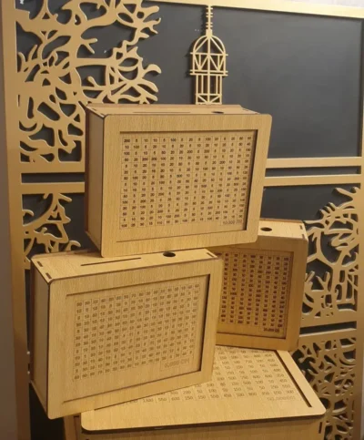 Tirelire en bois gravée avec tableau d’épargne Wooden savings box with engraved savings chart صندوق توفير خشبي منقوش بجدول التوفير